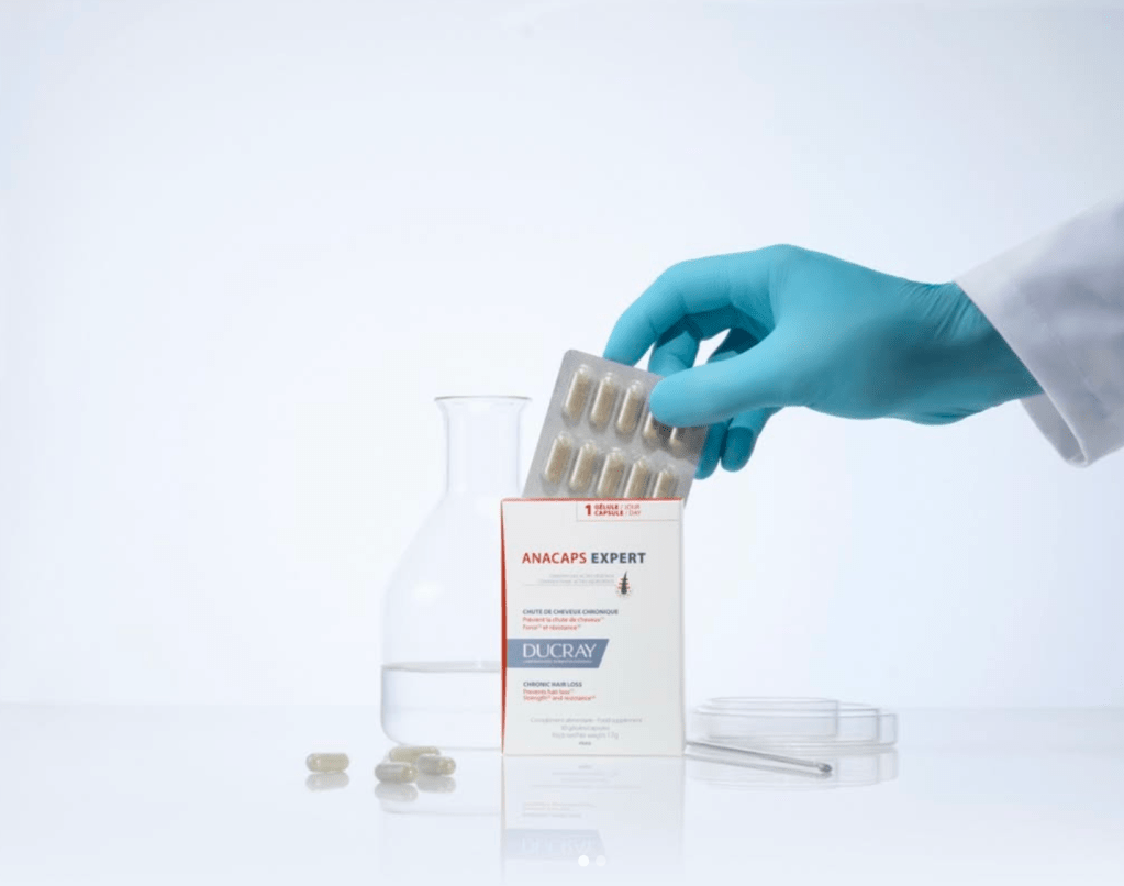 Modèle détail main homme , photographie commerciale, cosmétique