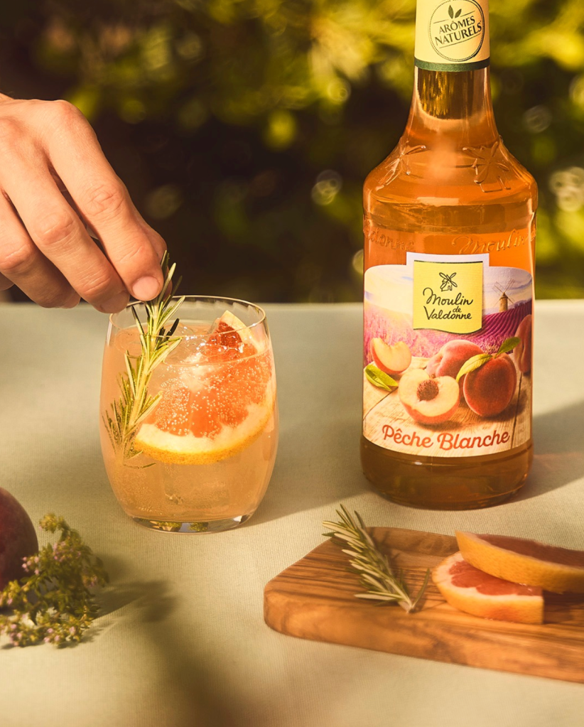 Modèle détail main homme , photographie commerciale, sirop