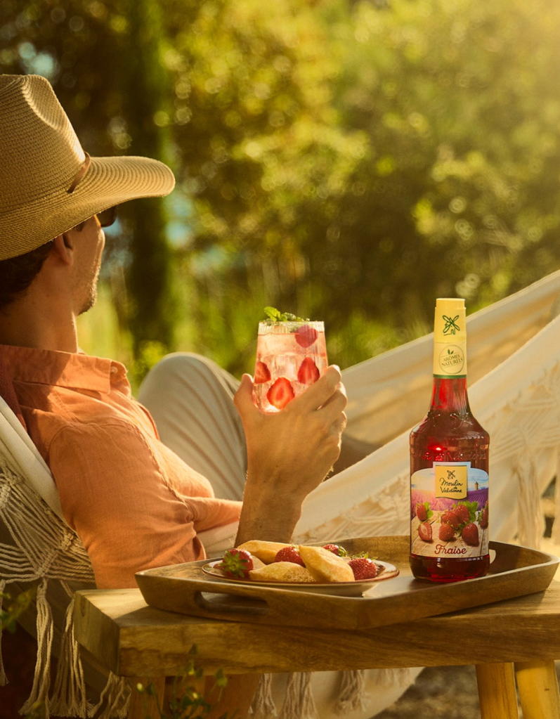 Modèle détail main homme , photographie commerciale, sirop